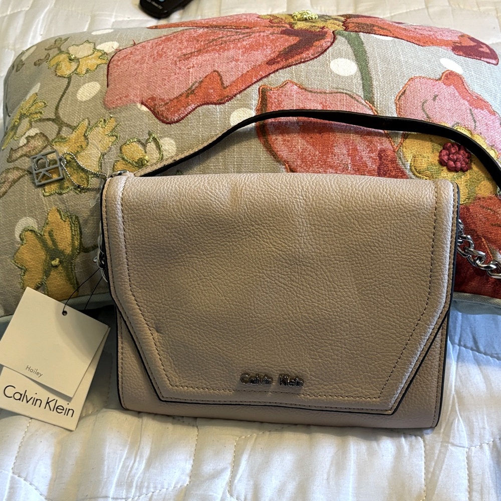 Calvin Klein Hailey Crossbody Bag nwt